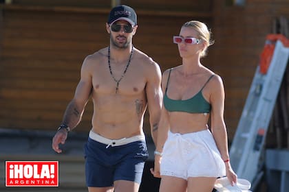 La pareja, después de haber anunciado su compromiso a través de sus redes. "¡Todavía no puedo creerlo!", confesó, más tarde, la modelo.