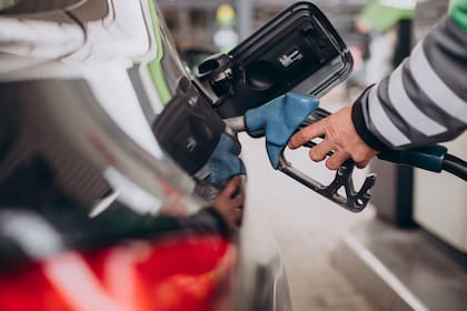 La pareja destina neto unos 40 euros en combustible