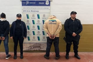 Detuvieron a una pareja por romper bolsas de basura y tirarlas a la calle