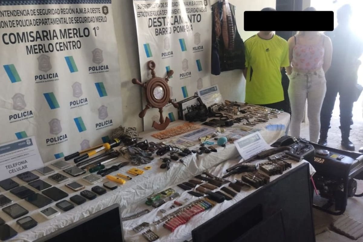 La pareja detenida junto a parte de los objetos secuestrados.