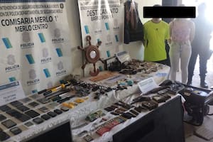 La pareja detenida junto a parte de los objetos secuestrados.