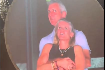 La pareja disfrutaba del concierto de Coldplay antes de ser encontrados por la kiss cam (Captura: TikTok)