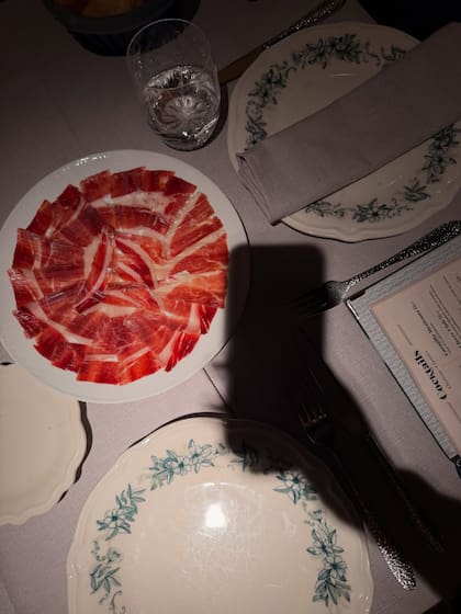 La pareja disfrutó de un plato de jamón ibérico (Foto: Instagram/@camihoms)