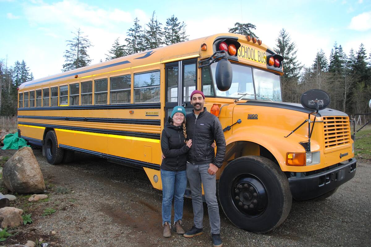 La pareja documenta sus aventuras con su "tiny home" en TikTok e Instagram.