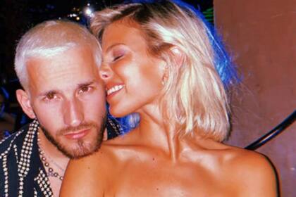 La pareja eligió el Día de los Enamorados para confirmar oficialmente su relación, que ya lleva más de tres meses