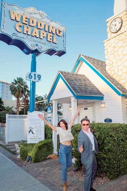 La pareja eligió Las Vegas para renovar sus votos ya que Jools es fanática de Elvis Presley. “Gracias por complacer mi amor por Elvis. Sé que este matrimonio es de tres personas”, bromeó la mujer de Jamie Oliver en Instagram.