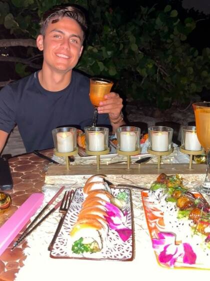 La pareja eligió sushi como cena