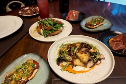 La pareja eligió varias opciones para degustar, desde un pulpo a la gallega hasta una tortilla de papa y una croqueta de jamón ibérico (Foto: YouTube / Tagliafico3)