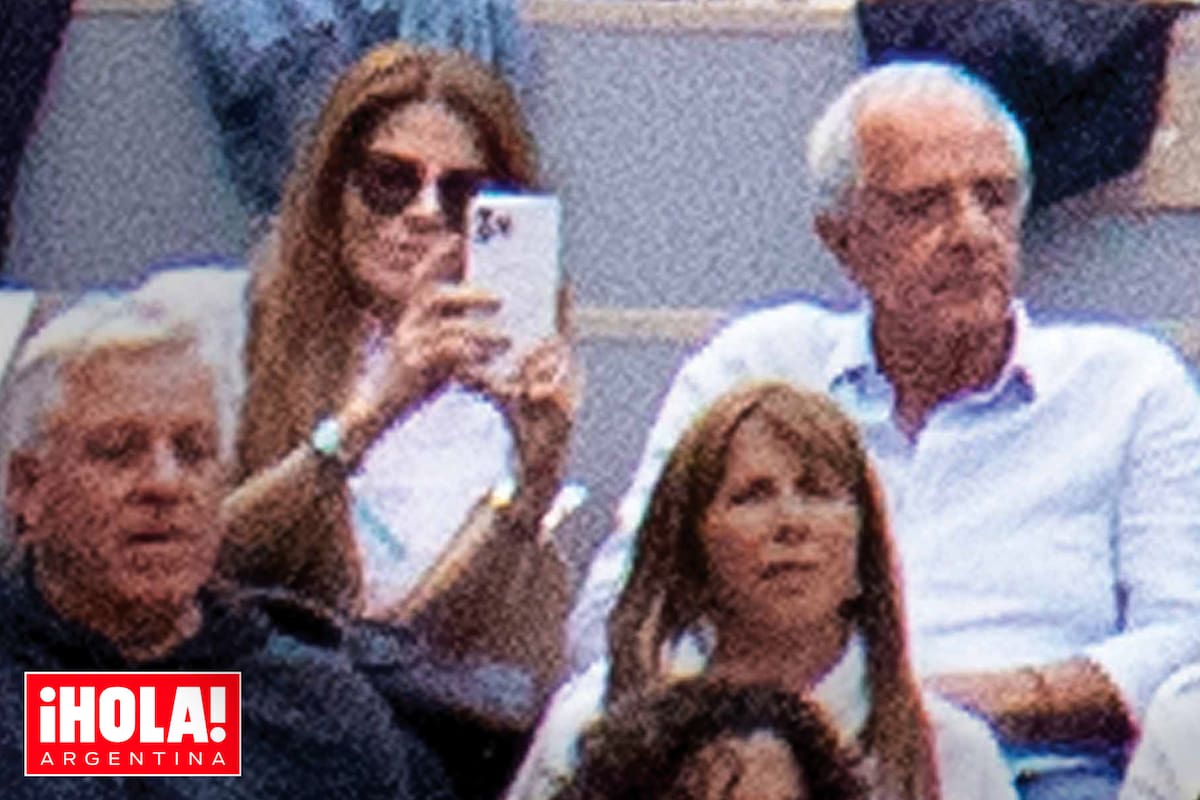 La pareja en el estadio Philippe Chatrier, escenario de la final masculina del Grand Slam. Zulemita registró los mejores momentos del match con su celular.