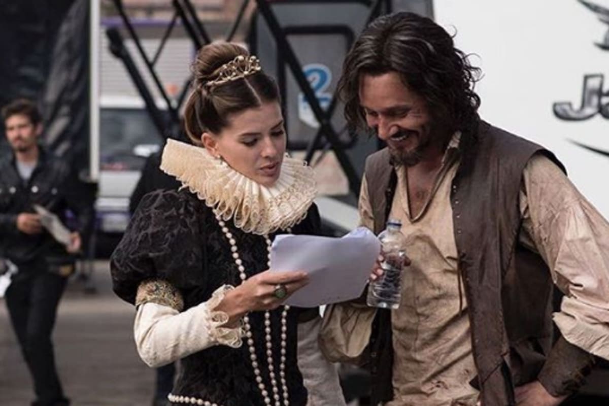 La pareja, en la ficción y en la realidad, caracterizada como Margarita y Agustín; la serie de FOX estrena el 16 de marzo