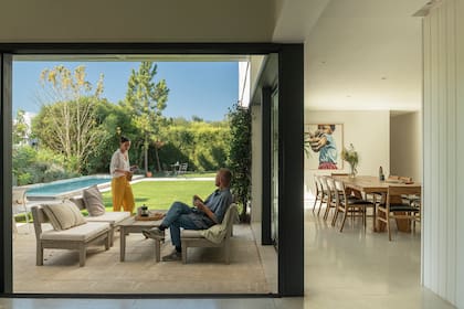 La pareja en la galería. La integración de exteriores e interiores fue lo que más les gustó de la casa desde un principio.