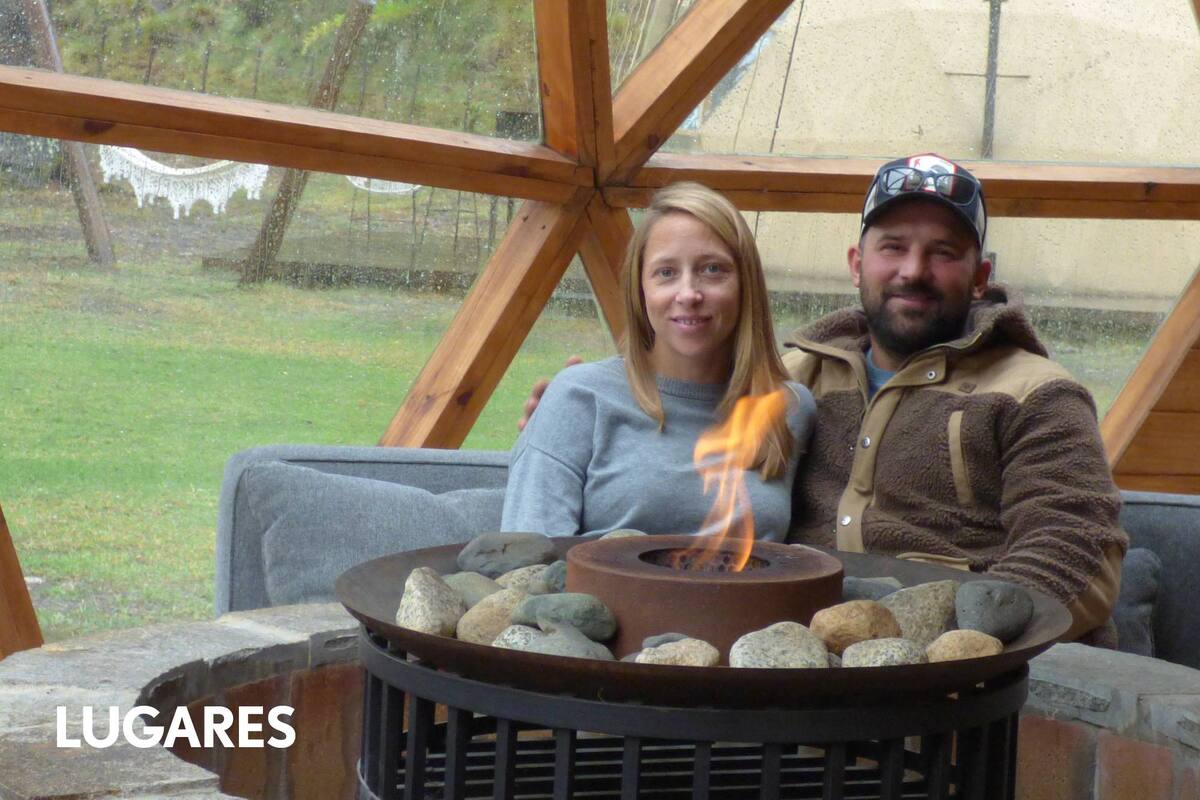 La pareja junto a su hijo Simo. "Elegimos este lugar porque combina aire libre, seguridad y la posibilidad de regirnos por las leyes de la naturaleza, del sol, de la nieve”.