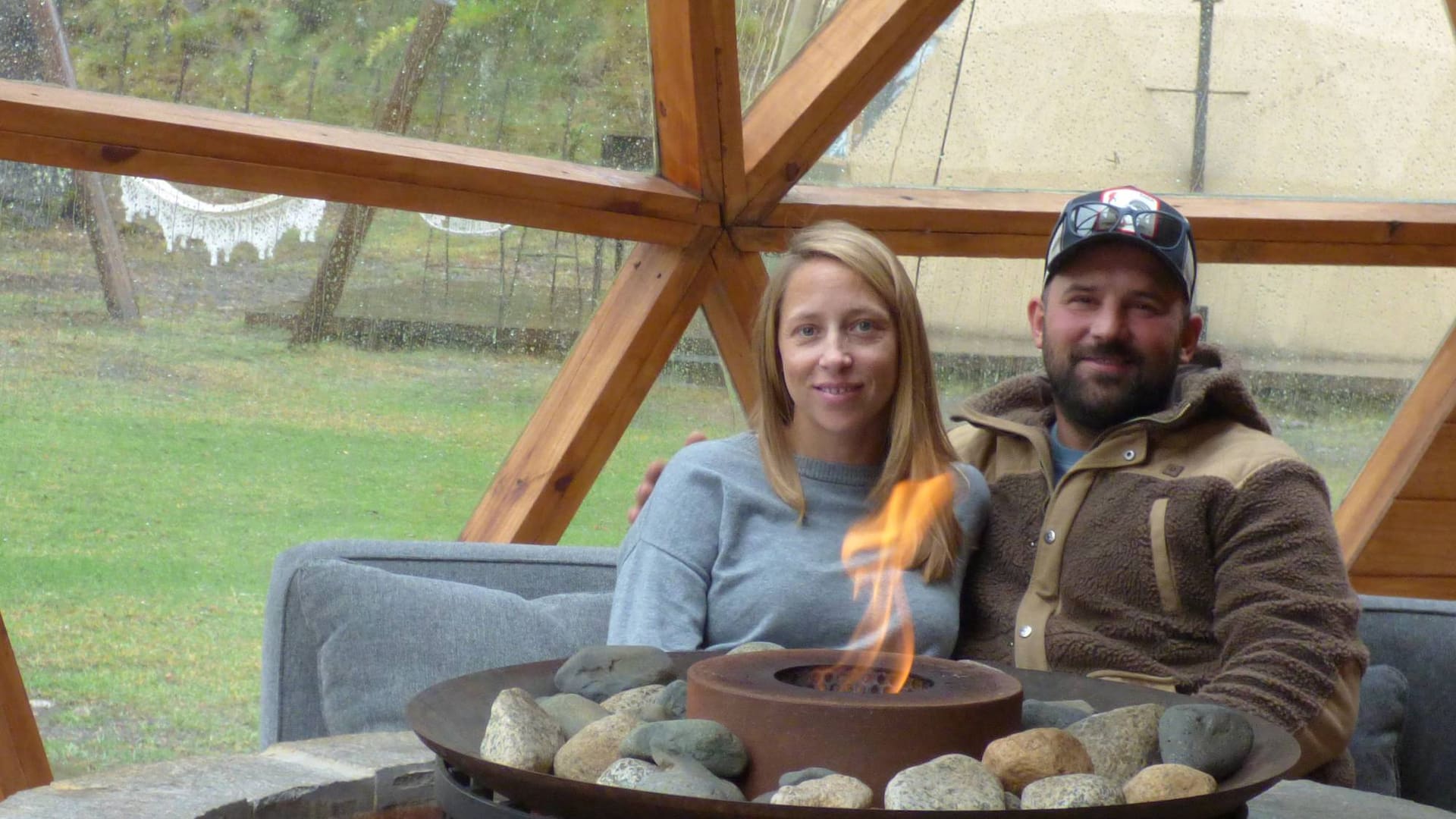 La pareja junto a su hijo Simo. "Elegimos este lugar porque combina aire libre, seguridad y la posibilidad de regirnos por las leyes de la naturaleza, del sol, de la nieve”.