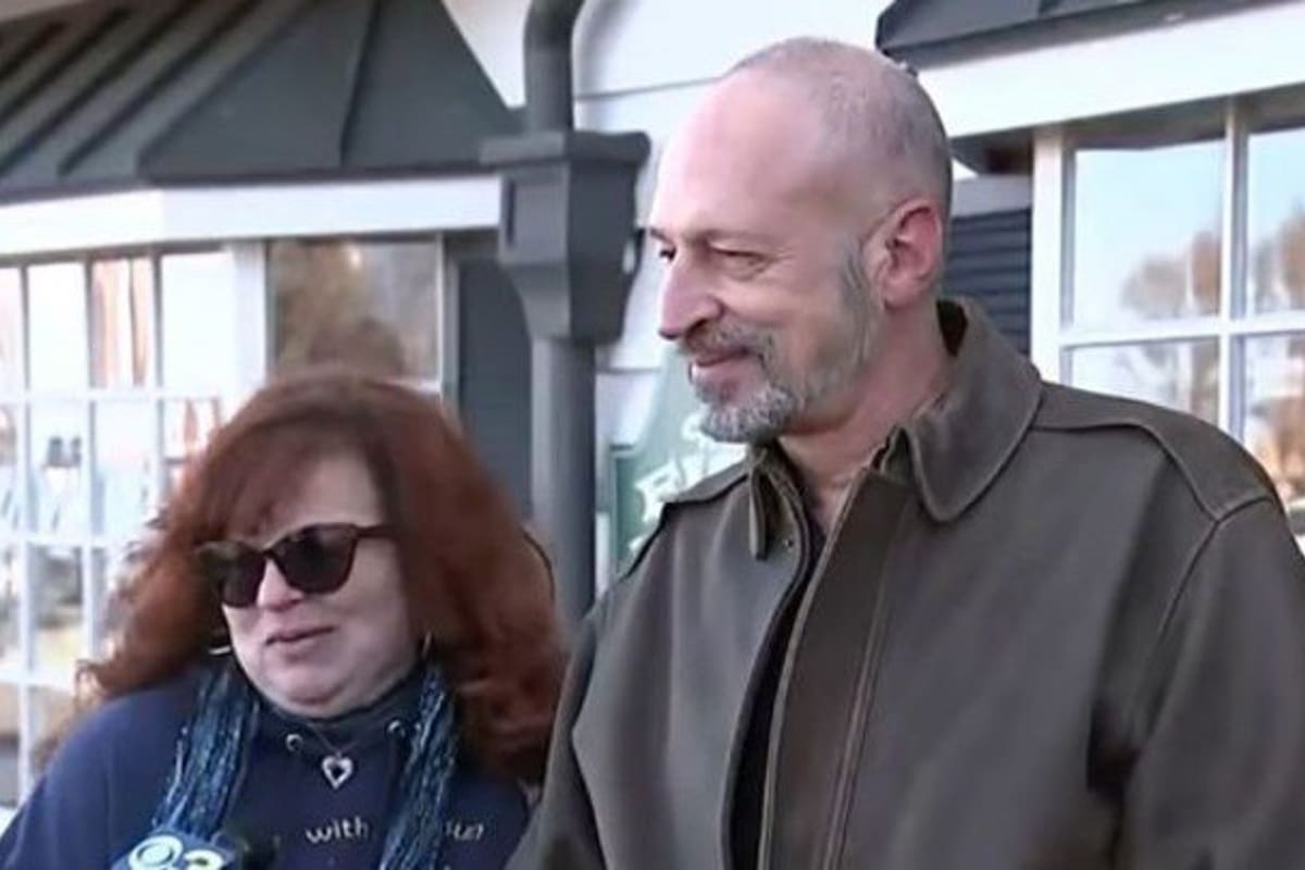 La pareja estaba celebrando su cena de aniversario.