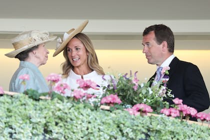 La pareja este año en Ascot junto a la princesa real Ana
