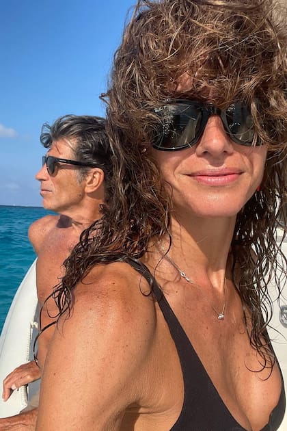 La pareja, feliz, bajo el sol del Mediterráneo.