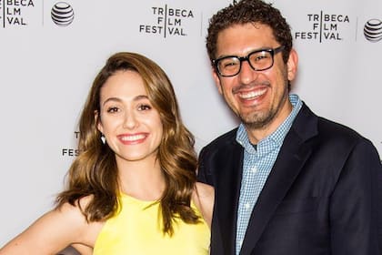 La pareja feliz Emmy Rossum y su novio