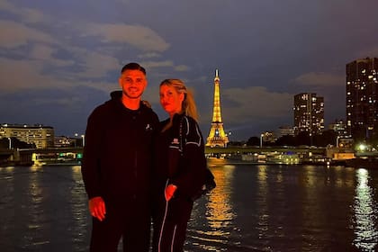 La pareja festejó el 14 de julio francés con compañeros de equipo de Mauro y sus esposas. Crédito: Instagram