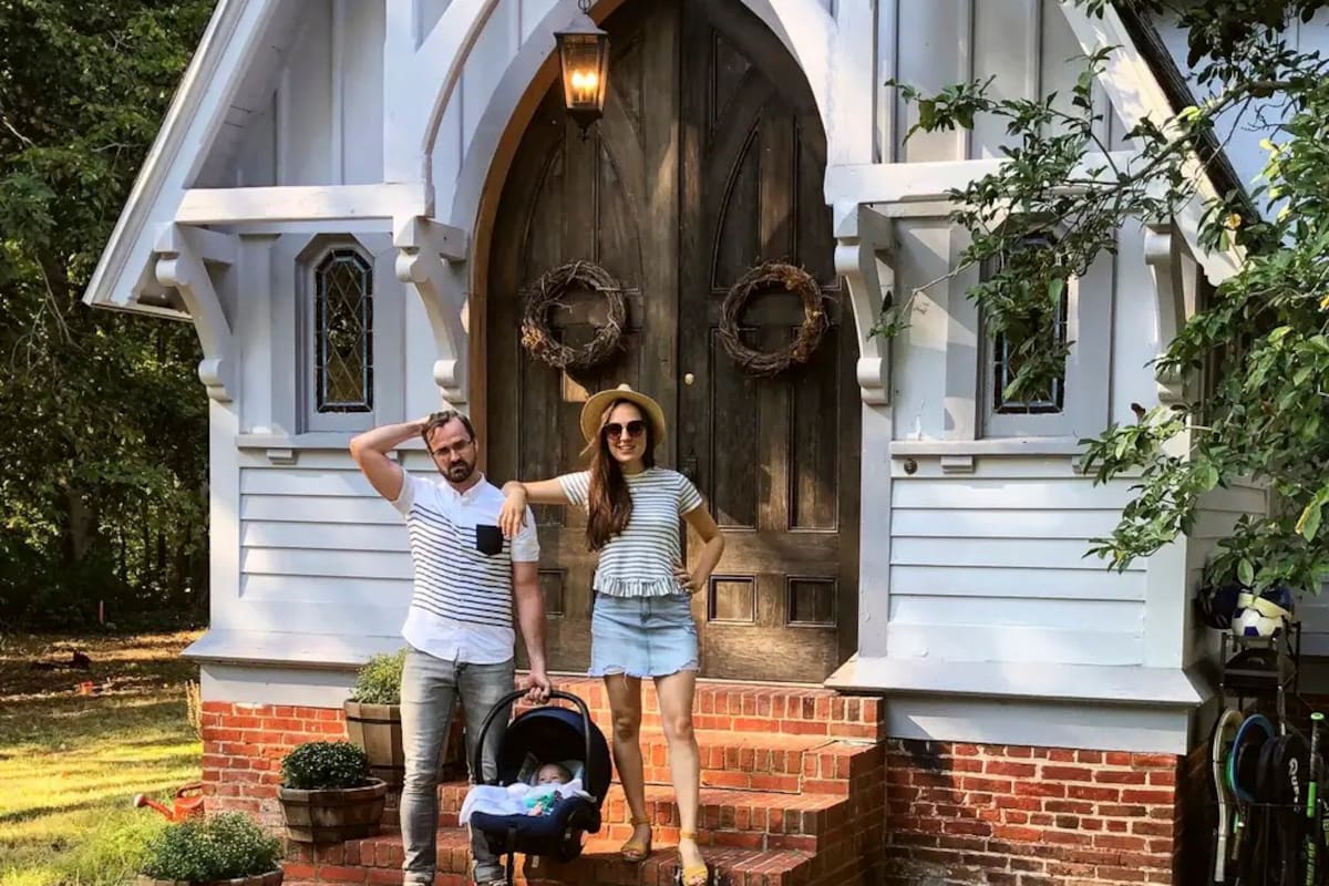 La pareja fue compartiendo la transformación de la iglesia en su Instagram hasta transformarla en su nuevo hogar y con un nuevo integrante