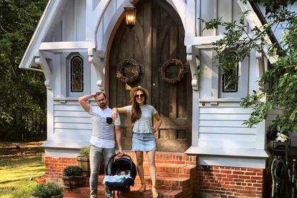 La pareja fue compartiendo la transformación de la iglesia en su Instagram hasta transformarla en su nuevo hogar y con un nuevo integrante