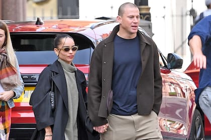 La pareja fue fotografiada en Londres, mientras brindaban un romántico paseo, en 2002