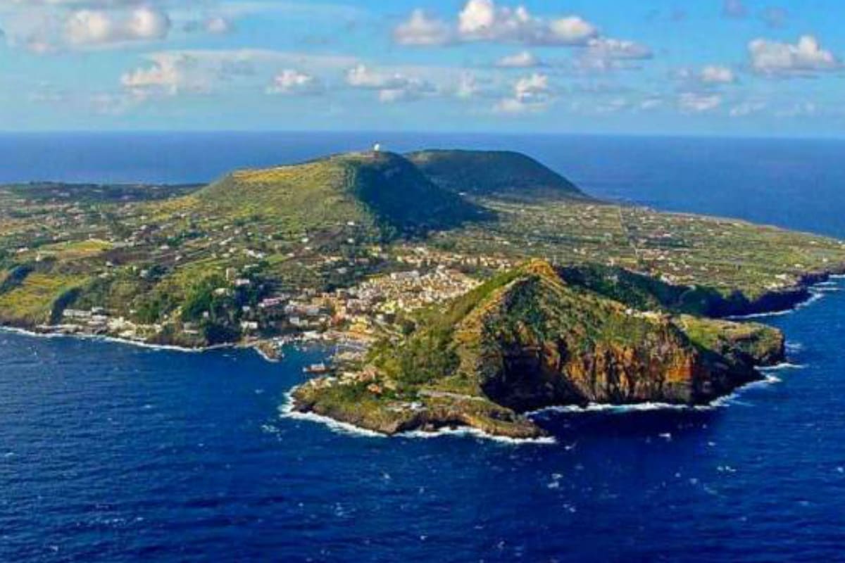La pareja fue rescatada por la guardia costera cerca de isla italiana de Ustica. Fuente: Wikipedia