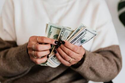 La pareja ganadora donará una parte del premio, dará otra a sus nietos y ahorrará una parte (Pexels/Kaboompics.com)