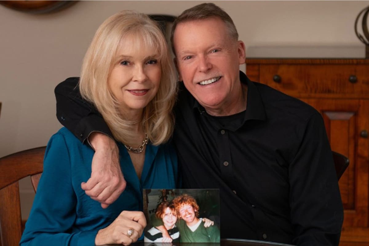 La pareja ha estado unida por más de cuatro décadas después de que un vuelo los unió