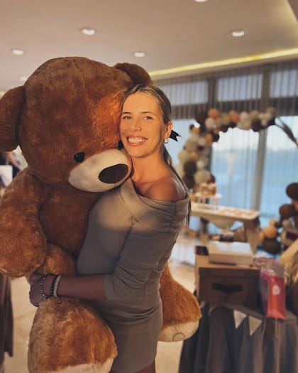 La pareja hizo un baby shower junto a su familia en la recta final de su embarazo