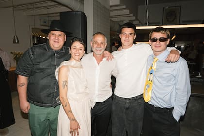 La pareja junto a los hijos de Christian: Lars (21), Francis (17) y Hans (26)