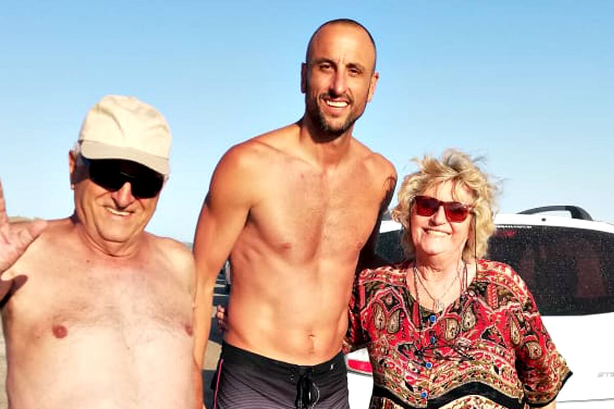 La pareja junto a Manu Ginóbili en la playa