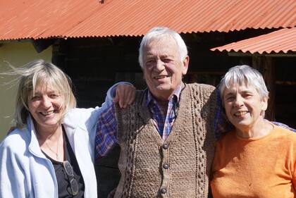 La pareja junto a Nina, hermana de Nikita y gran ayuda durante las temporadas en el complejo.