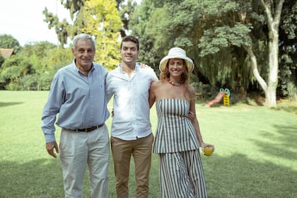 La pareja junto a Peteco Ventura, padre del novio.
