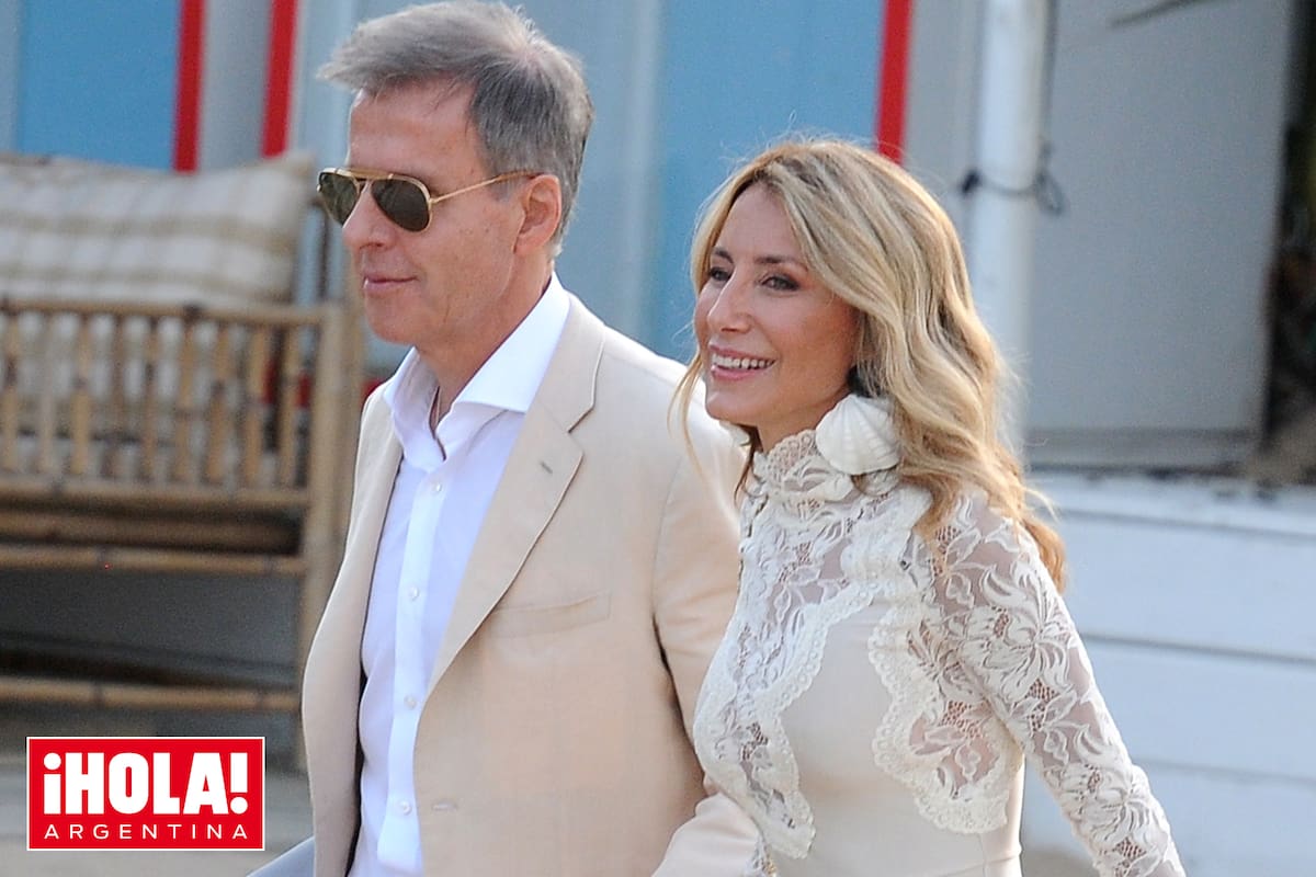 La pareja llega sonriente a la fiesta