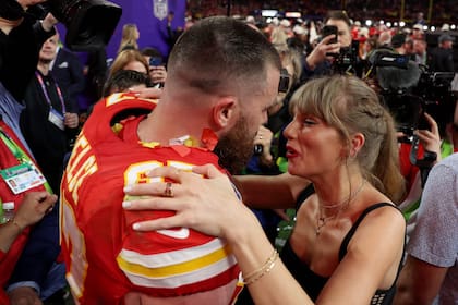 La pareja más famosa: Travis Kelce, de Kansas City Chiefs, es felicitado por su mujer, Taylor Swift, tras el título logrado en 2024