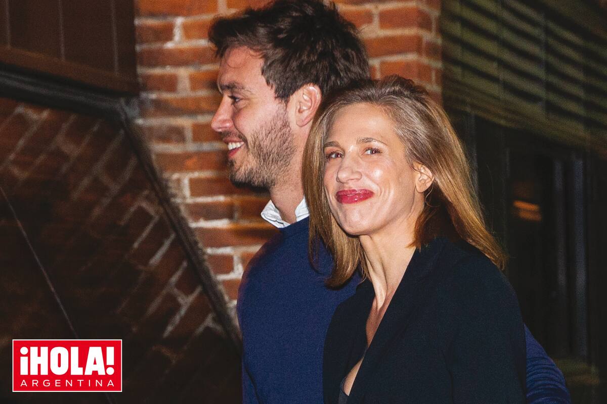 La pareja no ocultó su amor cuando el fotógrafo de ¡HOLA! los descubrió entrando a un restaurante de Costanera Norte.