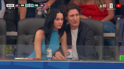 La pareja observando el partido entre EE.UU. y Paraguay