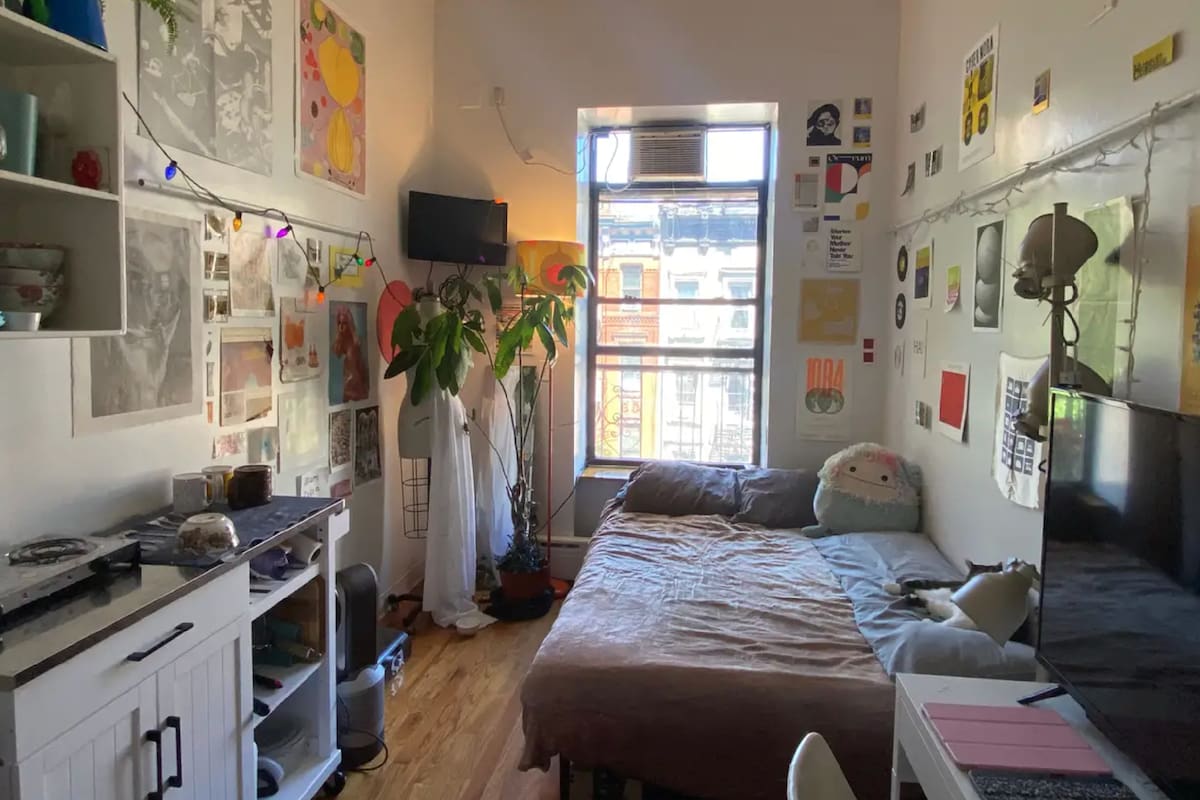La pareja paga US$1300 por un microestudio en Nueva York