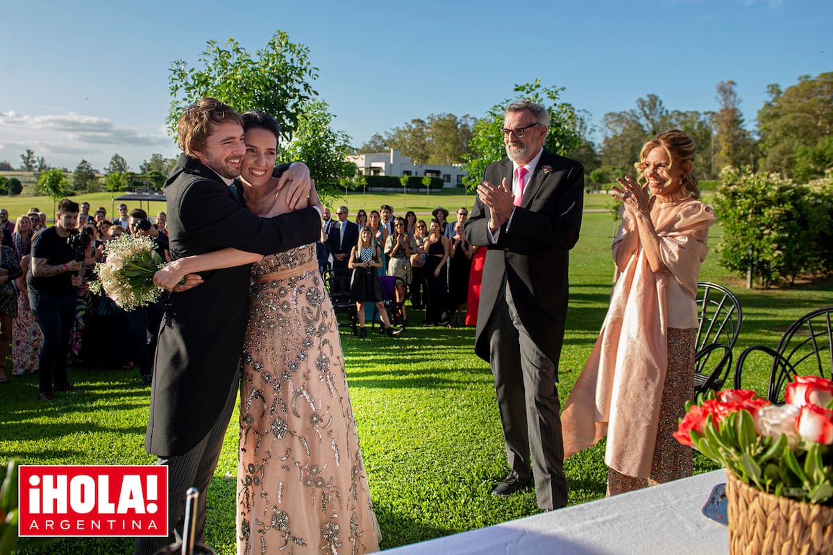 La pareja pasó por el Registro Civil en marzo de 2020 y, por la pandemia, la ceremonia religiosa y los festejos quedaron pendientes. Hasta el sábado 6 de noviembre. En la foto, Benito Fernández y Victoria Durand Cordero, los padres de la novia, los aplauden emocionados tras el "sí, quiero".