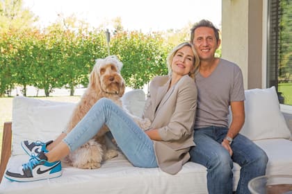 La pareja posa con Roger Federer, el
labrador australiano de la familia.