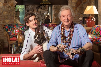 La pareja posa en el living de su casa de Pilar junto a uno de sus seis perros, Troy, su bulldog francés.