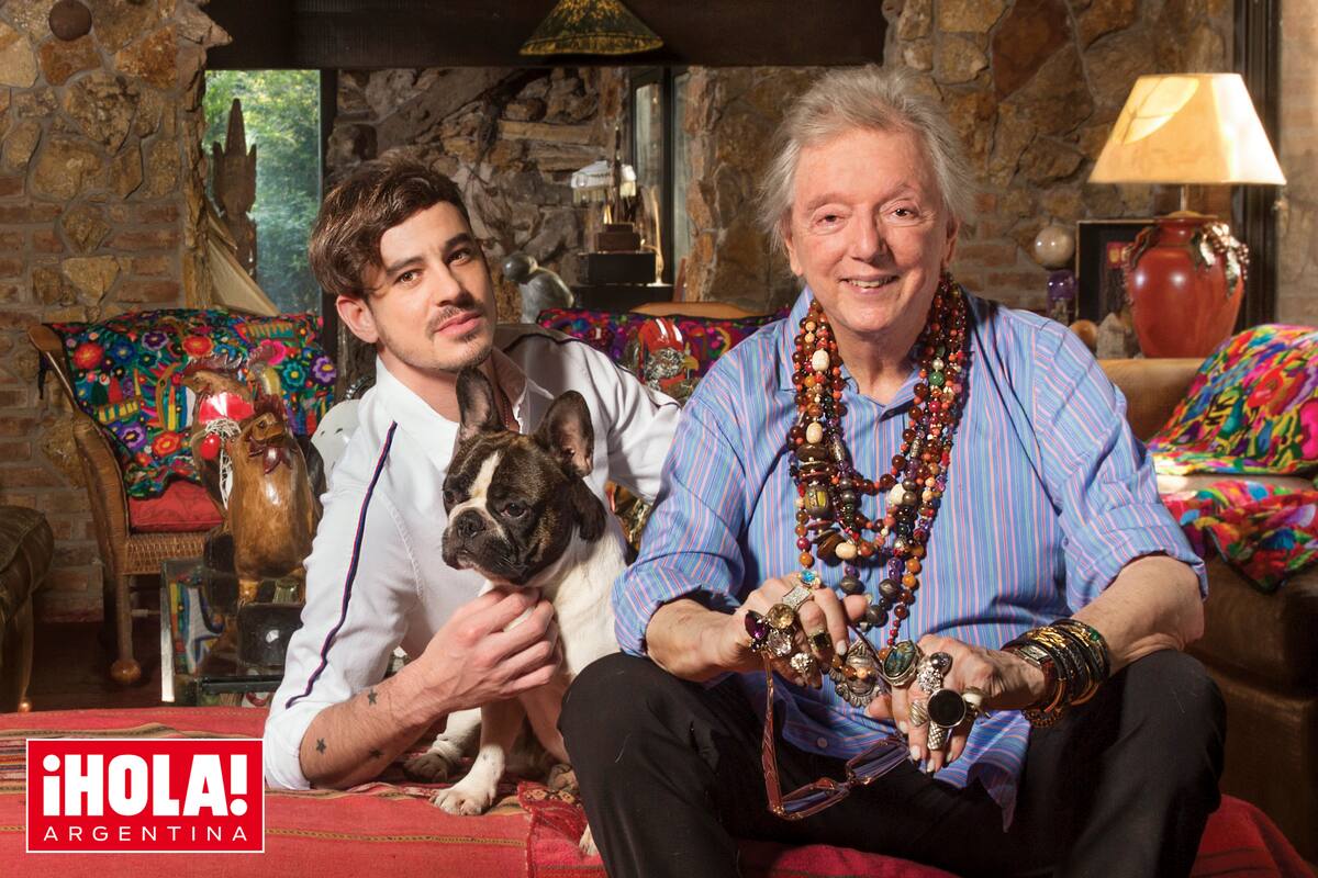 La pareja posa en el living de su casa de Pilar junto a uno de sus seis perros, Troy, su bulldog francés.