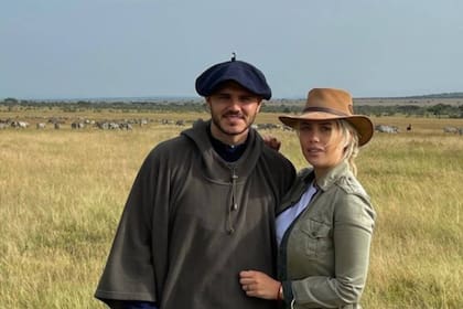 La pareja preparada para ir de safari.