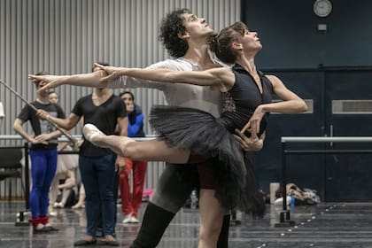 La pareja protagónica: Nadia Muzyca y Gerardo Wass