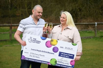 La pareja pudo cumplir su sueño gracias al dinero que reciben todos los meses (Foto: The Sun /Raymonds Press)