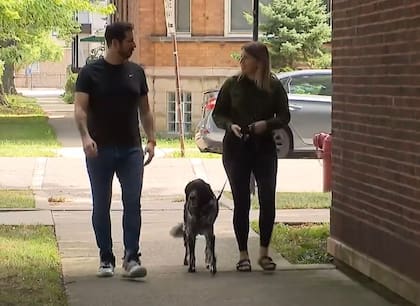 La pareja pudo rencontrarse con su perra luego de que le robaron el auto con ella adentro