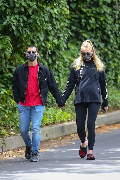 La pareja, que está en la dulce espera, fue fotografiada mientras caminaba en pleno confinamiento