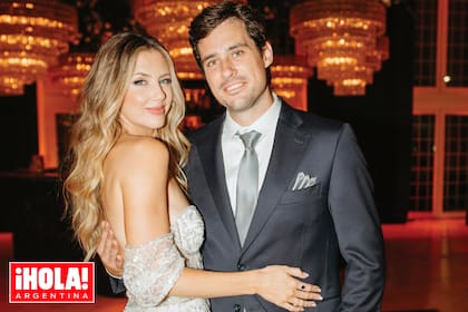 La pareja, que había pospuesto la boda en 2020 por la pandemia, tuvo su final feliz. “Cuando Guido me propuso casamiento, supe que él iba a ser el amor
de mi vida y para siempre, que quería todo con él”, dijo la modelo en exclusiva a ¡Hola! Argentina.