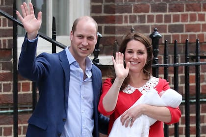 La reina Isabel II intervino en el nombre de Louis, el tercer hijo del príncipe William y Kate Middleton al modificar una antigua disposición