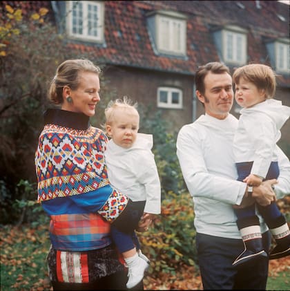 La pareja real con los príncipes Federico y Joaquín durante una visita a Groenlandia, en 1970.